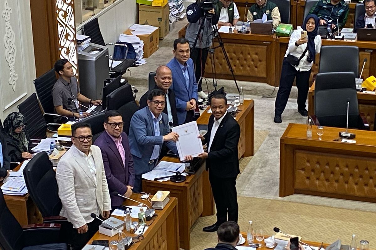 Penyerahan pandangan pemerintah kepada DPR RI dalam rapat pleno pengambilan keputusan tingkat satu di ruang sidang Badan Legislasi (Baleg) DPR RI, Kompleks Parlemen, Senayan, Jakarta Pusat, Senin (17/2/2025). 