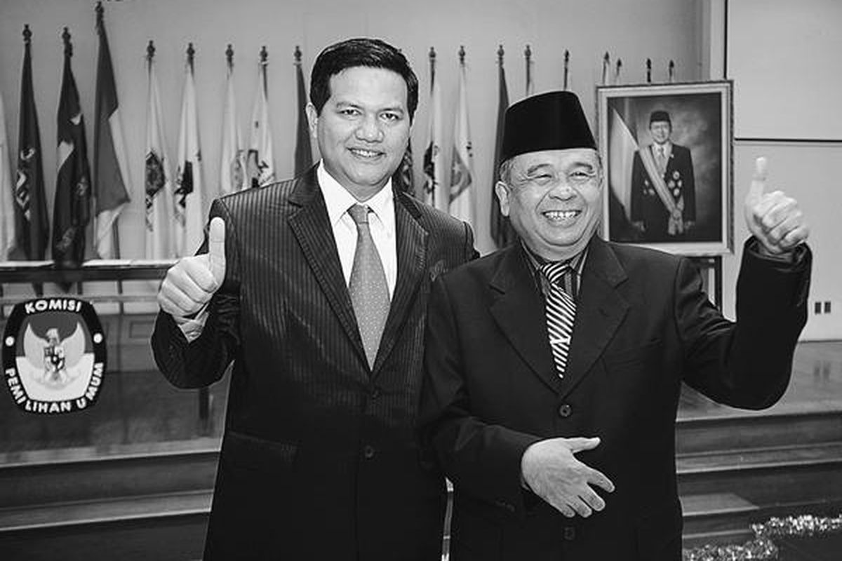 Serah terima jabatan Ketua Komisi Pemilihan Umum (KPU) periode 2007-2012, Abdul Hafiz Anshary (kanan), kepada pimpinan baru, Husni Kamil Manik, di Gedung KPU, Jakarta, Jumat (20/4). Menurut Hafiz, KPU tidak akan lagi mengalami kesulitan masalah anggaran karena kini sudah mengantongi dana Rp 500 miliar.