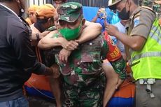 Anggota Babinsa Gendong Lansia Korban Banjir Rob di Ancol