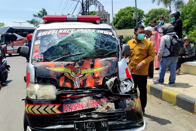 KECELAKAAN—Mobil ambulan pengangkut jenazah ringsek bagian depan setelah menabrak bus yang sementara keluar dari terminal Purbaya Madiun, Senin (19/9/2022) siang.