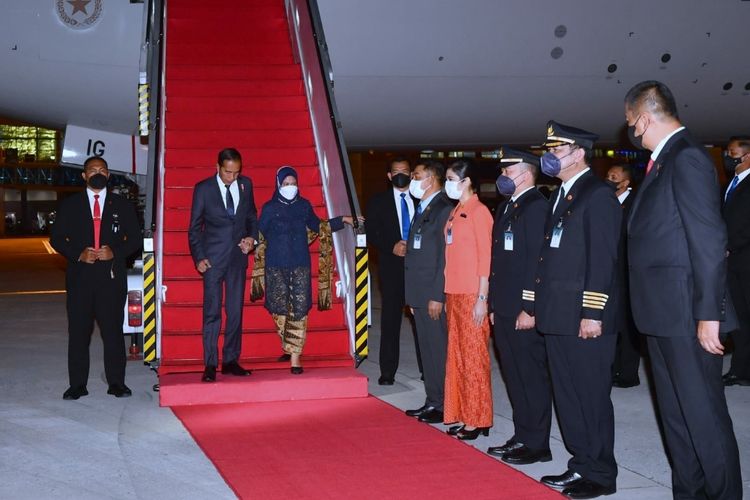 Presiden Joko Widodo dan Ibu Iriana Joko Widodo saat tiba di Bandara Internasional Soekarno-Hatta, Kota Tangerang, Banten pukul 18.30 WIB, Kamis (15/12/2022).