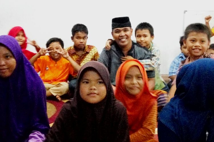 Brigadir Nur Ali Suwandi, saat bersama anak-anak angkatnya usai belajar Mengaji Yayasan Bumi Damai di Jalan Purbayan, Gg Janoko, No 1296 A, Rt 58/ Rw 14, Kotagede, Yogyakarta.  