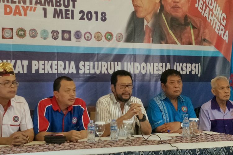 Ketua Umum Konfederasi Serikat Pekerja Seluruh Indonesia (KSPSI) Yorrys Raweyai saat menggelar konferensi pers di kawasan Senayan, Jakarta, Senin (30/4/2018). 