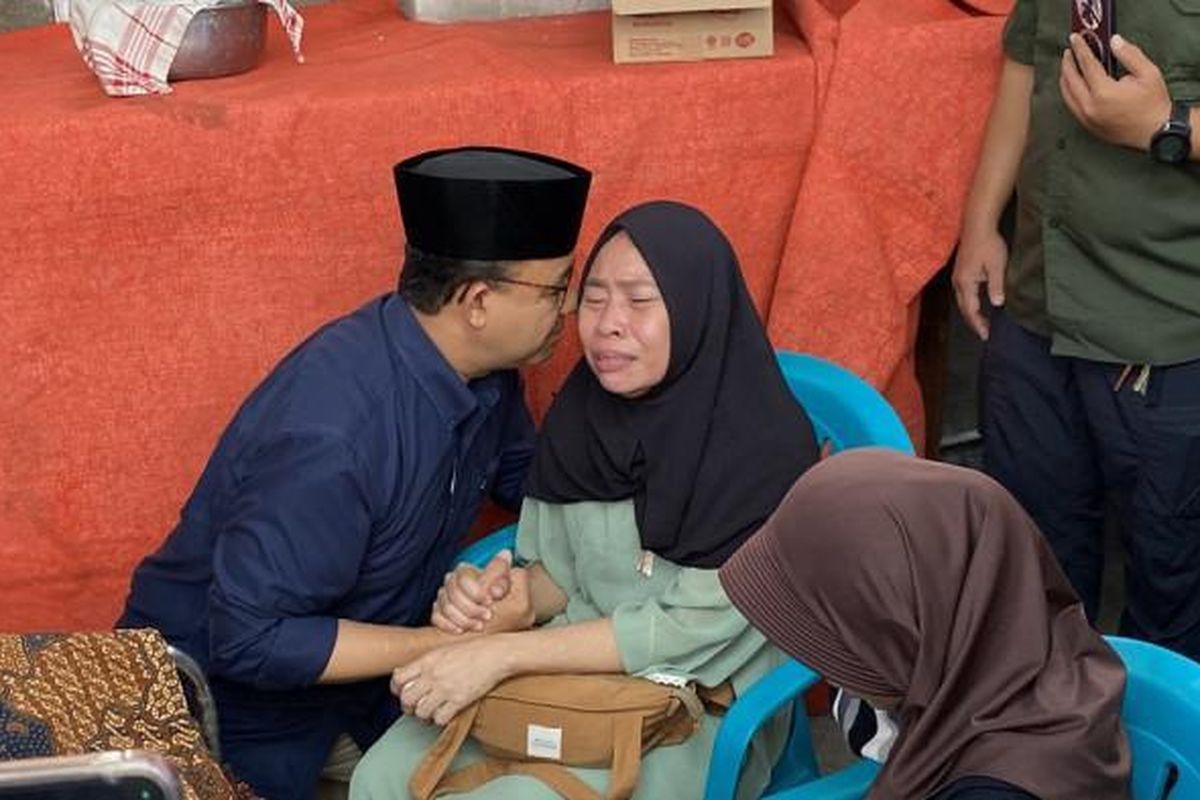 Ibu Affan, driver ojol yang tewas terlindas mobil rantis Brimob, menangis minta keadilan.(WartaKota/Yolanda Putri Dewanti)