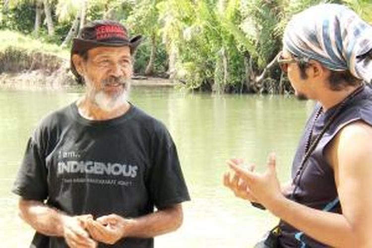 Ramon Y Tungka bertemu dengan Eliza Kisya, pejuang adat di Pulau Haruku, Maluku.