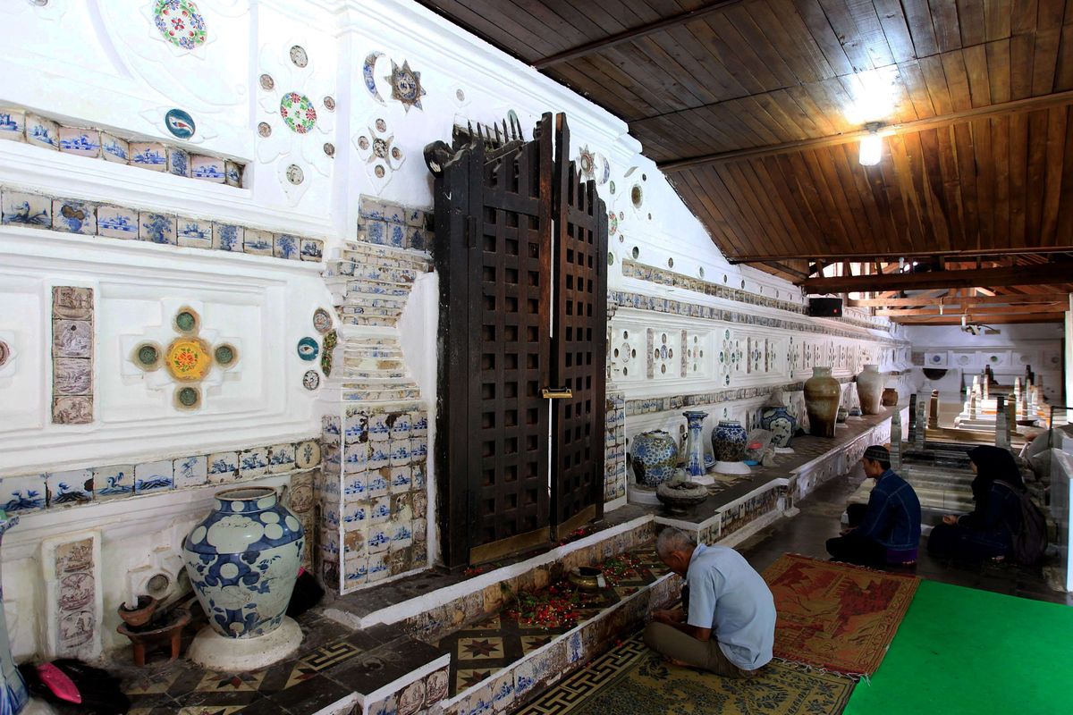 Kompleks Makam Sunan Gunung Jati di Cirebon, Jawa Barat, Minggu (12/7/2015). Makam Sunan Gunung Jati menjadi salah satu wisata religi umat muslim di Cirebon. KOMPAS IMAGES/KRISTIANTO PURNOMO