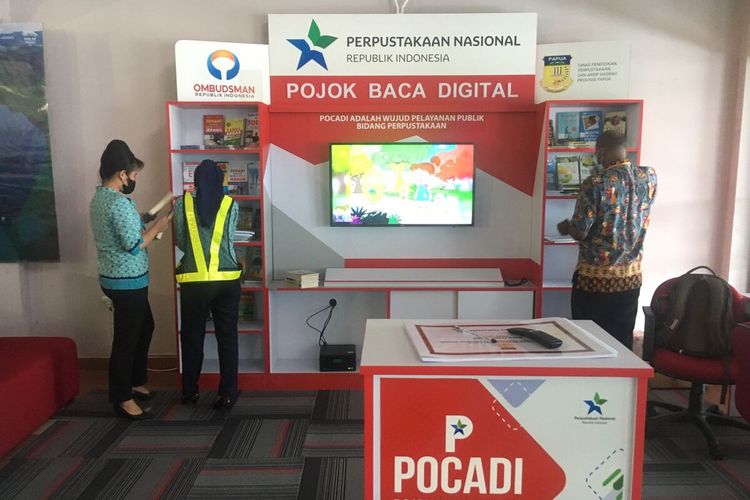 PT. Angkasa Pura I Bandara Sentani Jayapura bekerja sama dengan Dinas Pendidikan Perpustakaan dan Arsip Daerah Provinsi Papua serta Perpustakaan Nasional menyediakan Pojok Baca Digital (Pocadi) di Ruang Tunggu Lantai 2 Bandara Sentani Jayapura, Papua, Sabtu (9/7/2022).