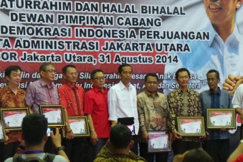 Jokowi Beri Penghargaan untuk Belasan Relawan di Jakut