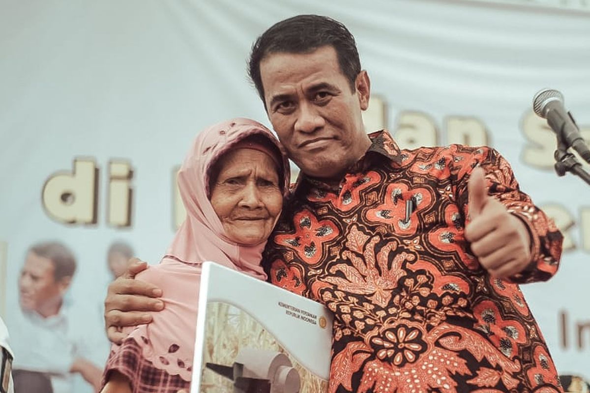 Menteri Pertanian Andi Amran Sulaiman berfoto bersama Nenek Ratem, seorang nenek asal Desa Tegal Girang, Indramayu yang juga anggota Kelompok Tani (Poktan) Dewi Sri, Kamis (4/4/2019).