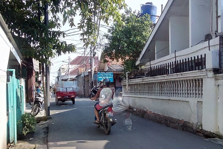 Salah gang atau jalan sempit di kawasan DKI Jakarta. Gang atau jalan sempit ini kerap dijadikan jalan tikus karena padatnya arus lalu lintas di jalan utama.