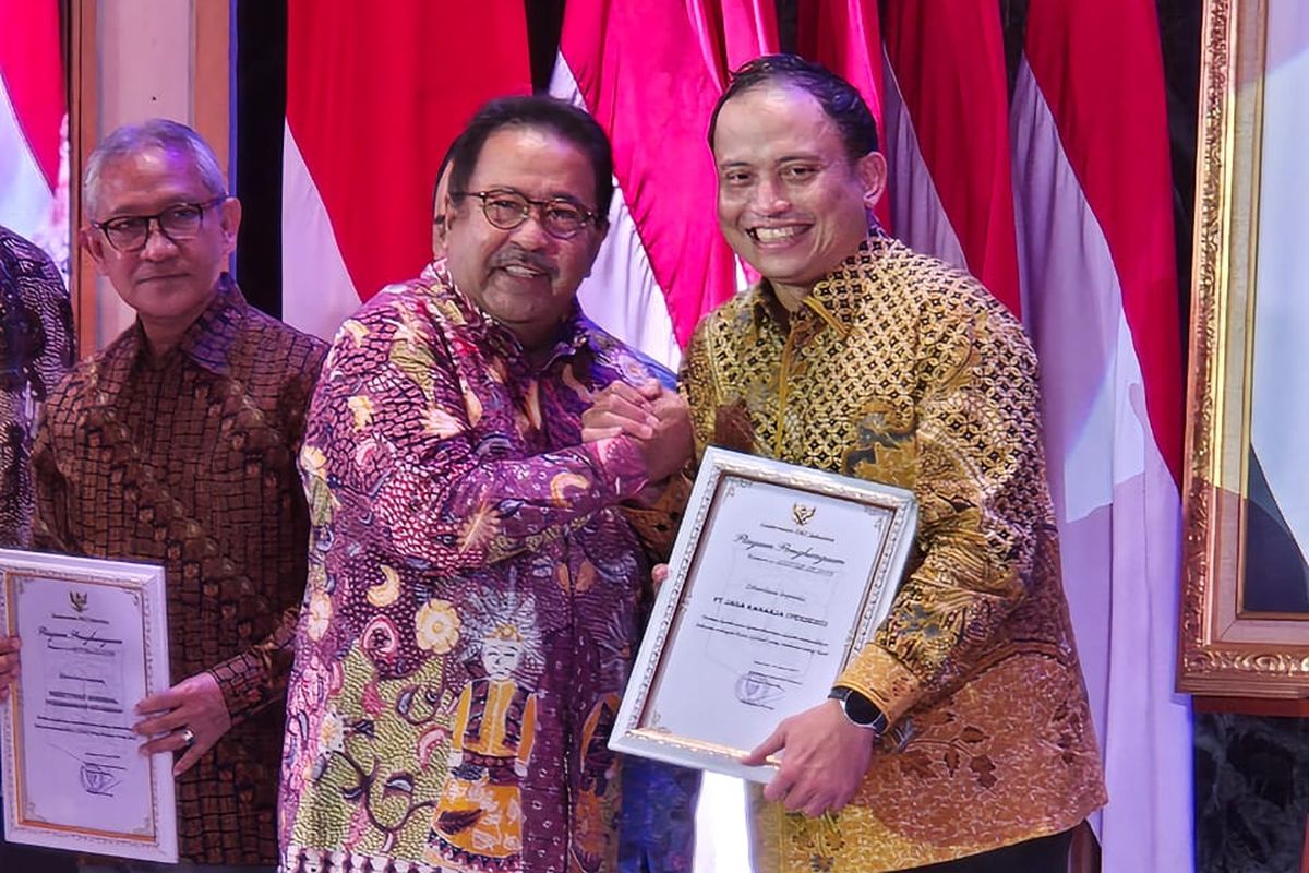 Jasa Raharja Kantor Wilayah Utama DKI Jakarta menerima penghargaan dalam acara Malam Apresiasi Pajak Daerah 2025 yang diselenggarakan Pemerintah Provinsi DKI Jakarta di Balai Agung, Balai Kota DKI Jakarta, Selasa (17/6/2025).

