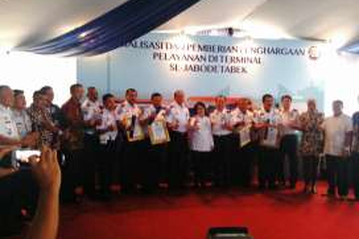 Tiga kepala terminal yang ada di DKI Jakarta mendapat penghargaan dari Badan Pengelola Transportasi Jabodetabek (BPTJ) Kementerian Perhubungan. Penghargaan tersebut diberikan atas dedikasi dan tanggung jawab dalam upaya peningkatan pelayanan terminal bus selama pelayanan angkutan Lebaran 2016. Jumat (22/7/2016)