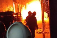Pabrik Besar Terbakar di Kebon Jeruk, 16 Unit Damkar Diterjunkan