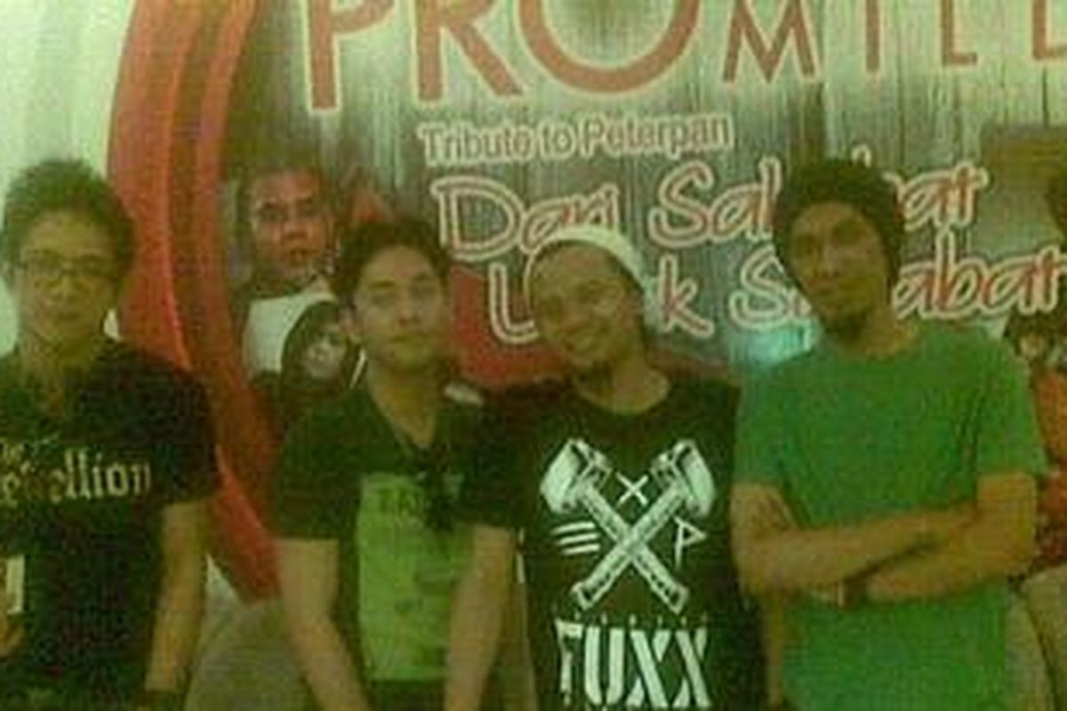 Grup band Peterpan menggelar konser Tribute to Peterpan ''Dari Sahabat Untuk Sahabat'' di Surabaya, Jumat (20/4/2012) malam.