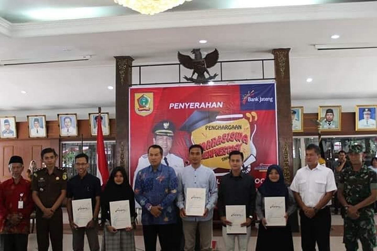 Bupati Wonogiri, Joko Sutopo berfoto dengan mahasiswa berprestasi penerima beasiswa dari Pemkab Wonogiri awal tahun 2019. Setiap mahasiswa berprestasi menerima beasiswa dari Pemkab Wonogiri sebesar Rp 12 juta.