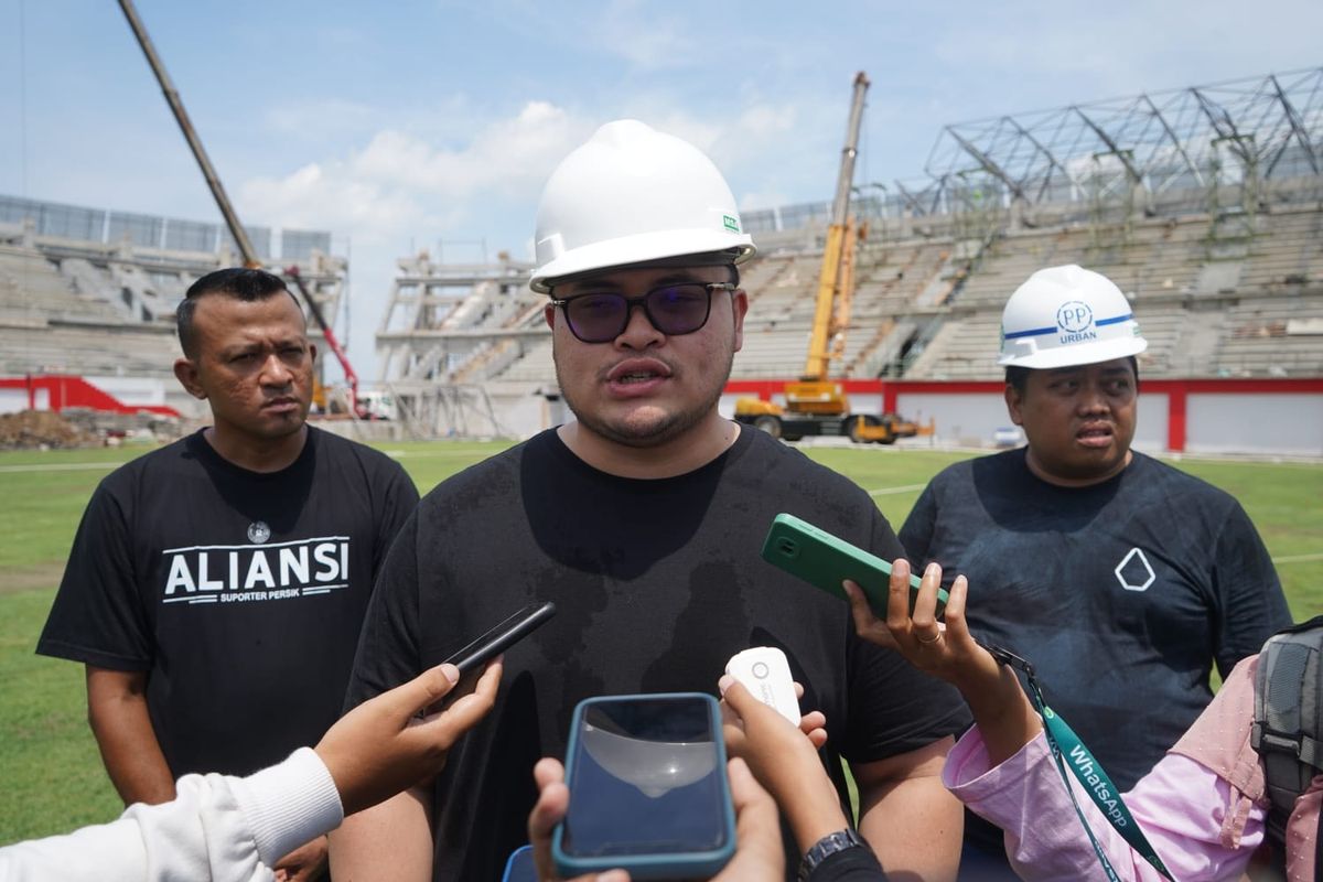 Bupati Kediri Hanindhito Himawan Pramana menggandeng Aliansi Suporter Persatuan Sepakbola Indonesia Kediri (Persik) dan Manajemen Persatuan Sepak Bola Kediri Kabupaten (Persedikab) dalam meninjau pembangunan Stadion Gelora Daha Jayati di Kabupaten Kediri, Jawa Timur (Jatim), Selasa (5/12/2023).