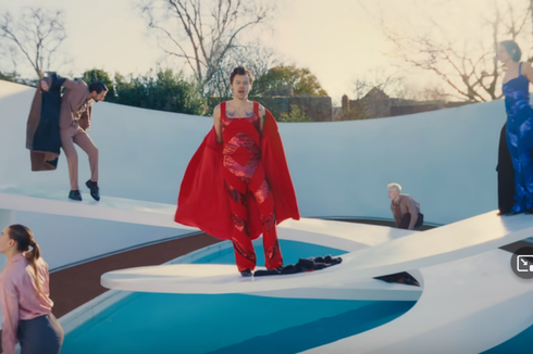 Kenakan Bodysuit Sequin Merah, Harry Styles Seksi di MV 'As It Was'