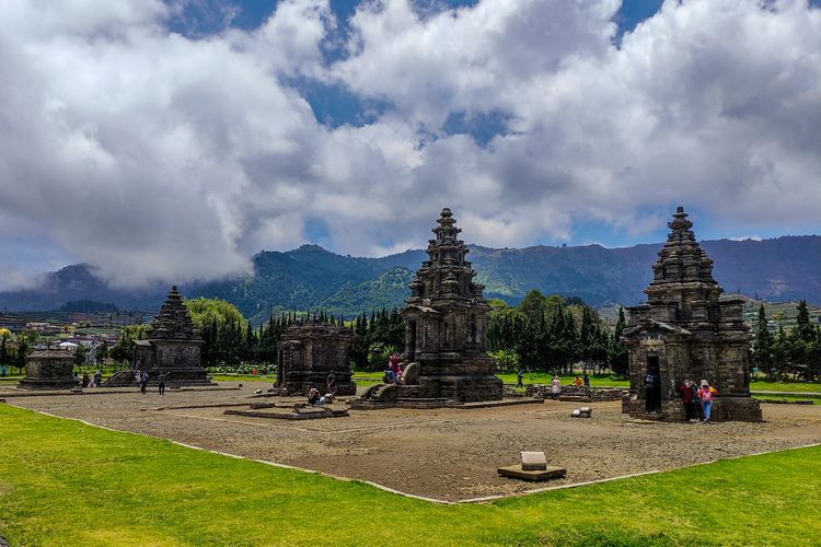 Candi Arjuna Dieng, menjadi salah satu tempat melihat embun upas atau embun es.