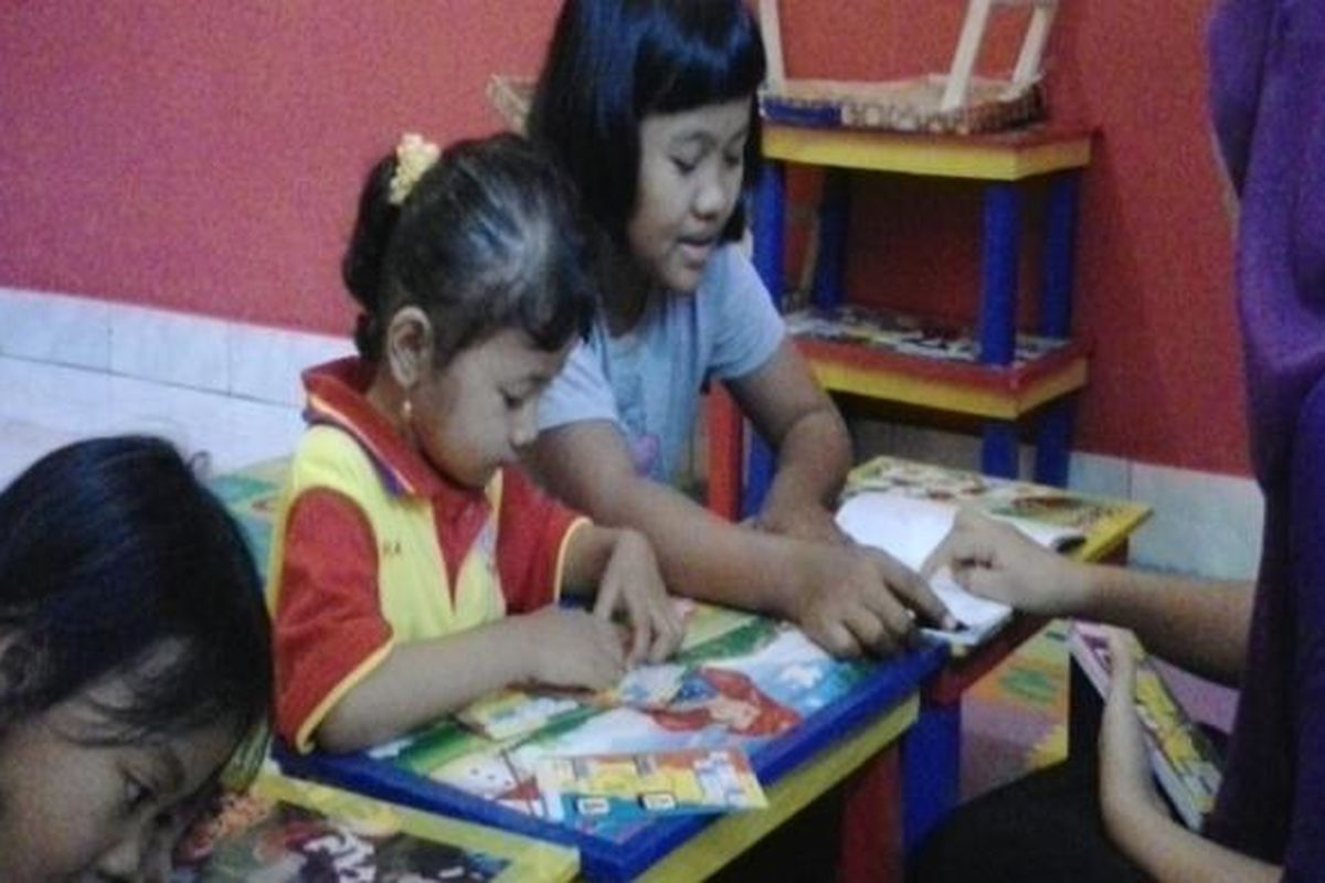 Yanti (9) paling ujung sedang belajar di lembaga Pendidikan Anak Usia Dini (PAUD)