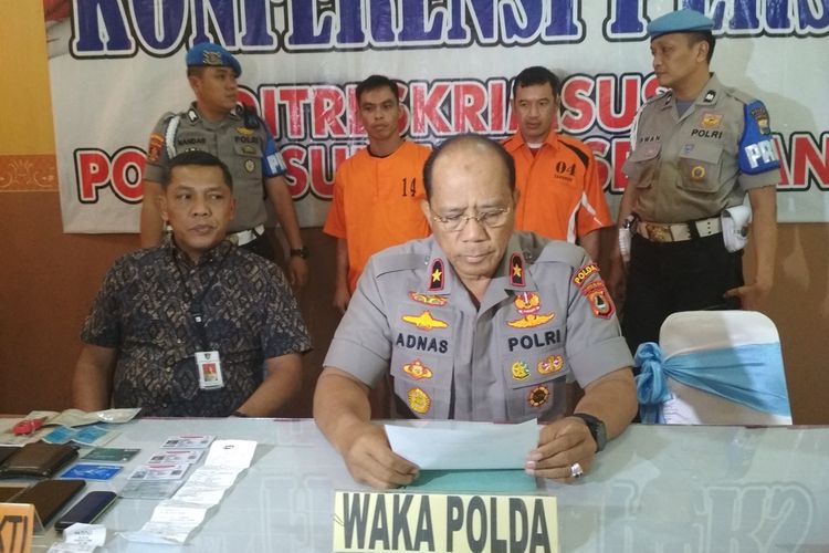 Wakapolda Sulsel Brigjen Pol Adnas Abbas saat merilis tersangka penipuan online yang dilakukan dua pria asal Sidrap berinisial KD dan AC, di lobi Polda Sulsel,  Jumat (15/11/2019).