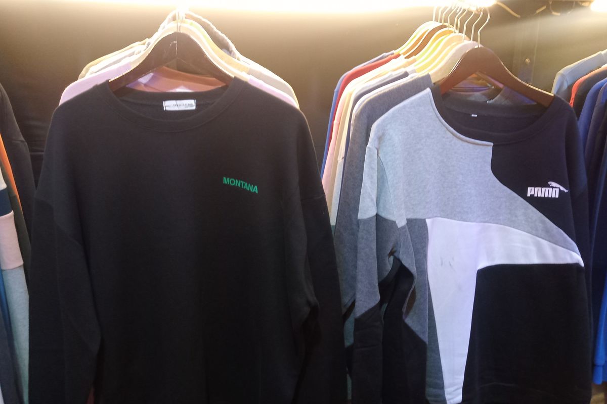 Beberapa koleksi hoodie dan jaket bermerek di kios thrifting di Pasar Baru, Jakarta Pusat.