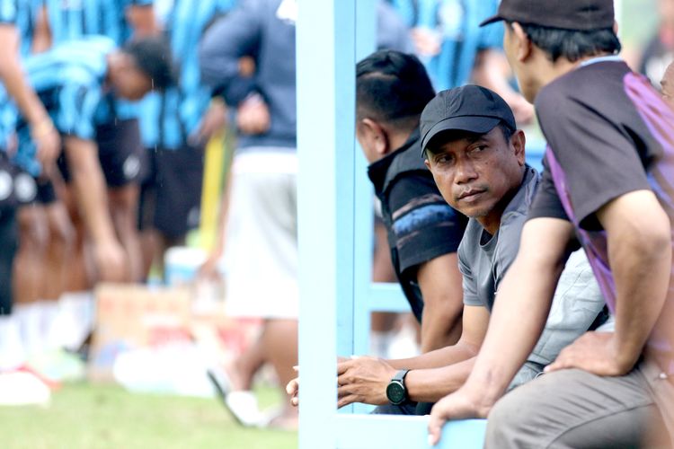 Pelatih Widodo Cahyono Putro saat baru bergabung dengan Arema FC berdiskusi dengan tim pelatih disela-sela latihan rutin di Lapangan ARG Lawang, Jumat (9/2/2024) sore.