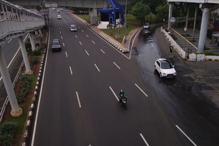 Suasana keadaan jalan di sekitaran Halte Semanggi pasca banjir, Rabu (1/1/2020).