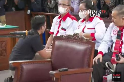 Bharada E Sungkem ke Orangtua Brigadir J, Kuasa Hukum: Keinginan Sendiri dan Spontan