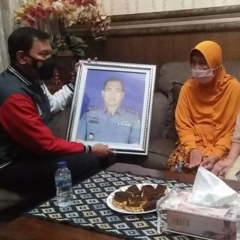 Orangtua Komandan Kapal Selam KRI Nanggala 402 Letkol (P) Heri Oktavian, Murhaleni (jilbab oranye) saat menerima kunjungan Kabid Humas Polda Lampung Kombes Zahwani Pandra Arsyad, Sabtu (24/4/2021) malam.