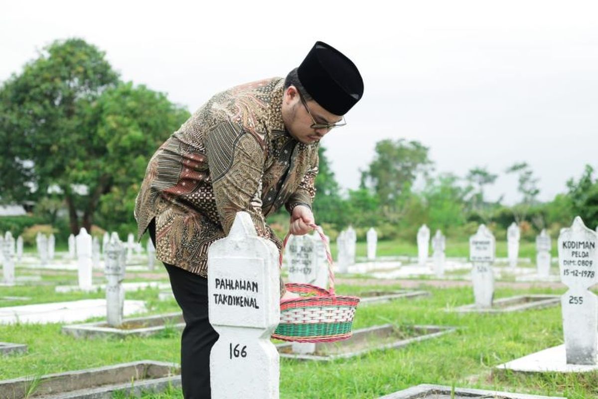 Bupati Kediri Hanindhito Himawan Pramana melakukan rangkaian ziarah ke makam leluhur Kediri