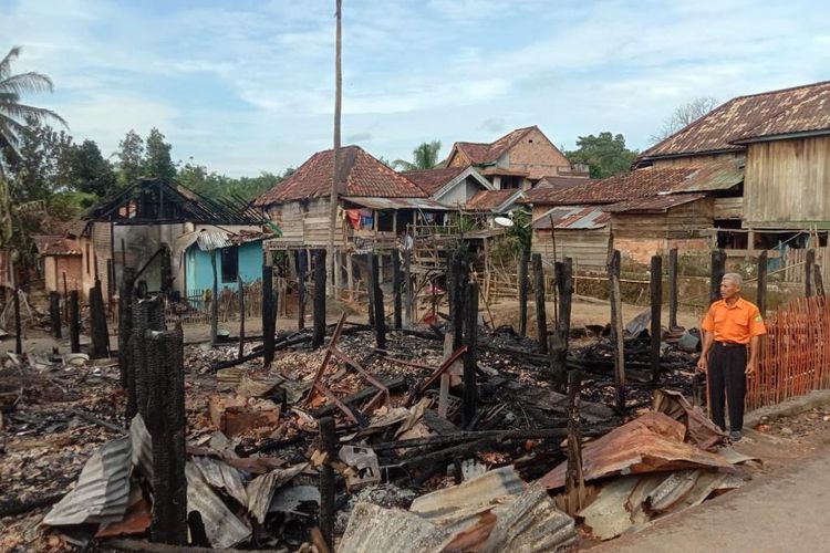 Kondisi lima rumah warga desa Talang Leban, Kecamatan Batang Hari Leko, Kabupaten Musi Banyuasin (Muba), Sumatera Selatan yang hangus terbakar lantaran ditabrak mobil pengangkut minyak ilegal, Jumat (16/12/2022).