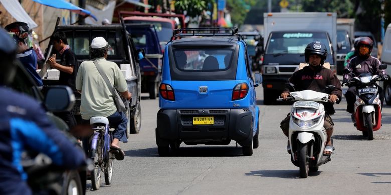 Bajaj Qute melintas di Kawasan Pademangan, Jakarta Utara, Selasa (25/7/2017). Qute ini difungsikan sebagai pengganti bemo yang merupakan bagian dari revitalisasi angkutan lingkungan dan saat ini ada 17 unit bajaj roda empat yang diuji coba.