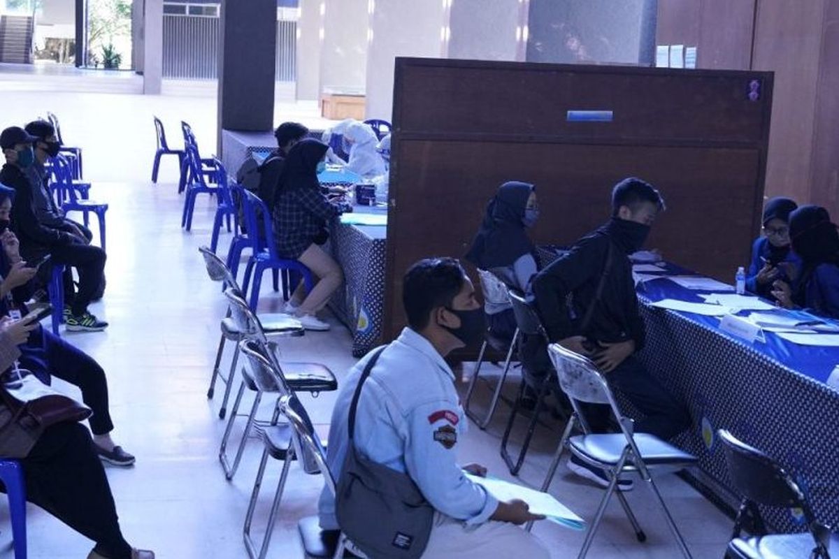 Peserta UTBK di ITS mengantre ikut rapit test gratis.