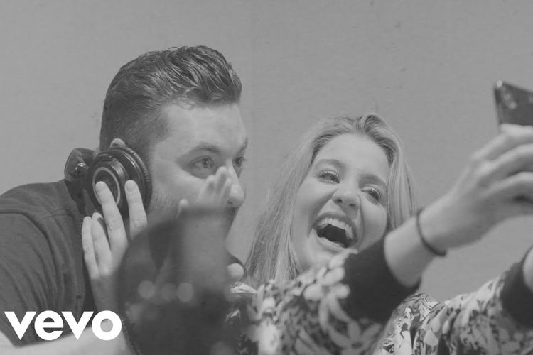 Chris Young dan Lauren Alaina dalam pembuatan video klip Town Aint Big Enough.