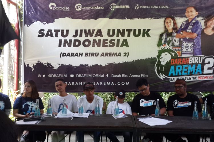 Para pemain, sutradara dan produser film Satu Jiwa Untuk Indonesia (Darah Biru Arema 2) dalam konferensi pers di Rumah Opa, Kota Malang, Senin (23/4/2018)