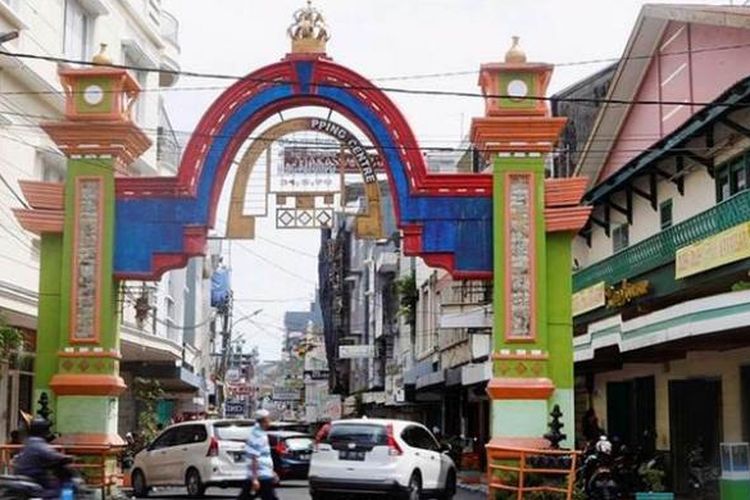 Gapura di akses masuk Jalan Somba Opu, Makassar, Sulawesi Selatan, seperti terlihat pada hari Kamis (10/11). Kawasan pertokoan yang dibuka sejak tahun 1970 itu menjadi ikon Kota Makassar, salah satunya sebagai pusat perdagangan emas di Sulawesi Selatan. 