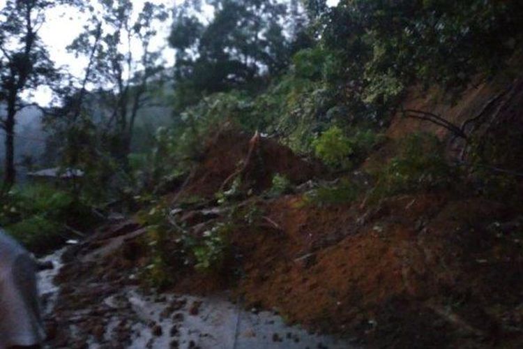 Jalan Medan-Berastagi longsor, Selasa (16/11/2021). 

