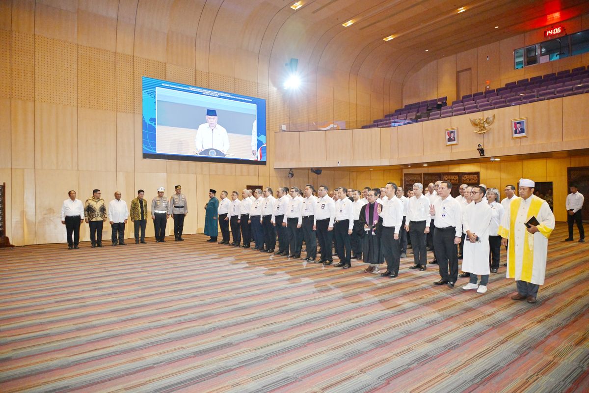 Menteri Perhubungan Dudy Purwagandhi melantik dan merotasi sejumlah pejabat di lingkungan Kementerian Perhubungan, di Jakarta, Jumat (9/5/2025). 