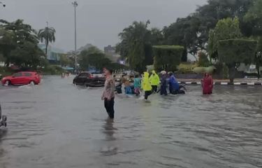 Banjir rendam Simpang Lima Semarang, banyak kendaraan yang mogok. Sabtu (31/12/2022)