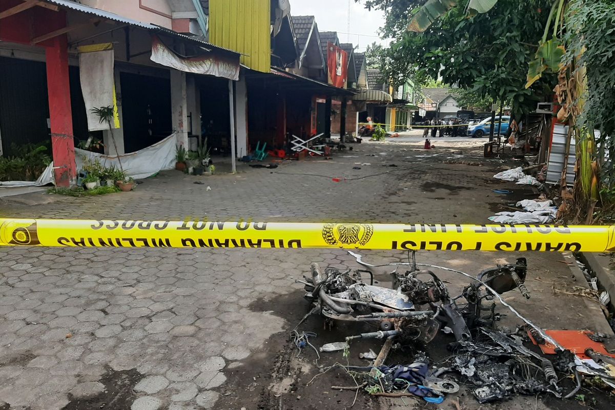 Garis Polisi terpasang di lokasi ruko dan motor yang rusak di daerah Babarsari, Kecamatan Depok, Kabupaten Sleman.