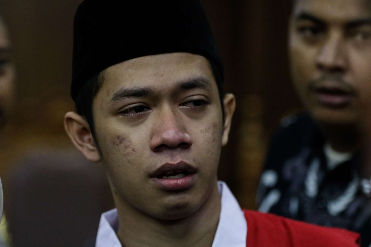 Lutfi Alfiandi (20), pemuda yang fotonya viral sedang menggenggam bendera Merah Putih saat kerusuhan di kawasan DPR, Jakarta, September 2019, tak kuasa menahan tangis usai sidang di Pengadilan Negeri Jakarta Pusat, Rabu (8/01/2020) siang.
