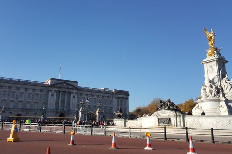 Suasana di depan Istana Buckingham di London, Senin (6/11/2017), sebelum upacara pergantian pasukan pengawal kerajaan berlangsung.