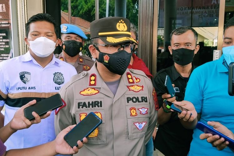 Kapolres Cirebon Kota, AKBP Fahri Siregar, menyampaikan keterangan peristiwa perampokan perusahaan Yakult Cabang Cirebon kepada sejumlah media, di Mapolres Cirebon Kota, Rabu (10/11/2021).