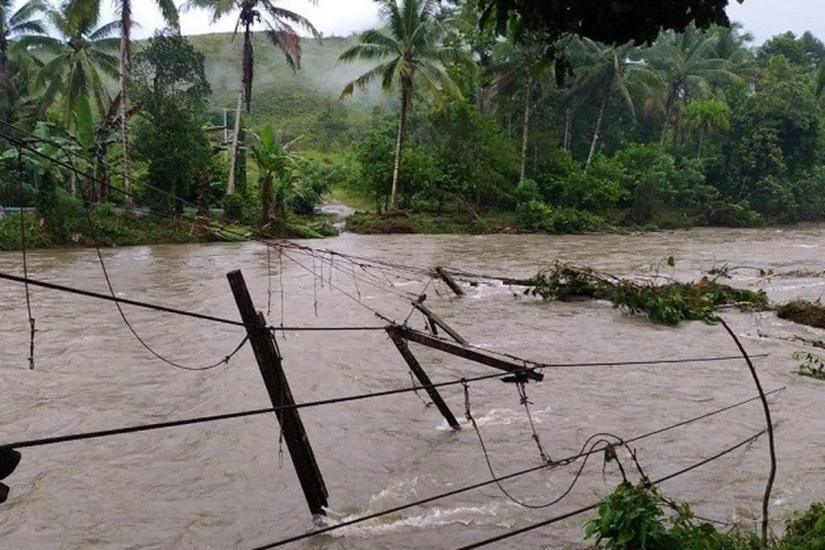 Hujan lebat dengan intensitas tinggi mengakibatkan kerusakan infrastruktur pada dua kecamatan di Kabupaten Buru, Maluku dan lebih dari 300 KK diungsikan.