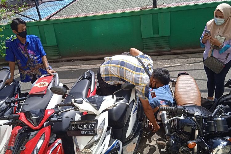 Warga Bandar Lampung memeriksa nomor mesin sepeda motor yang diamankan dari pengungkapan kasus pembegalan dan curanmor, Jumat (28/5/2021) siang.