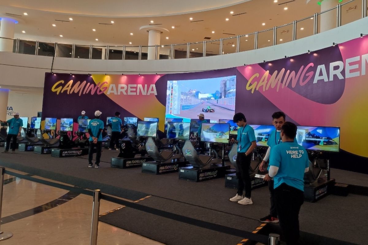 Berbagai cara dilakukan oleh panitia balap Formula E untuk memanjakan penonton dalam penyelenggaraan yang digelar pada Sabtu (2/6/2023).   Panitia Formula E 2023 menyediakan gaming arena yang di Mal Beach City International Stadium, Ancol, Jakarta. 