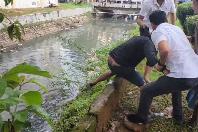 Pelaku tangkap polisi saat berusaha kabur ke sungai yang berada di depan RSUD Syamrabu Bangkalan, Jumat (9/5/2025). 