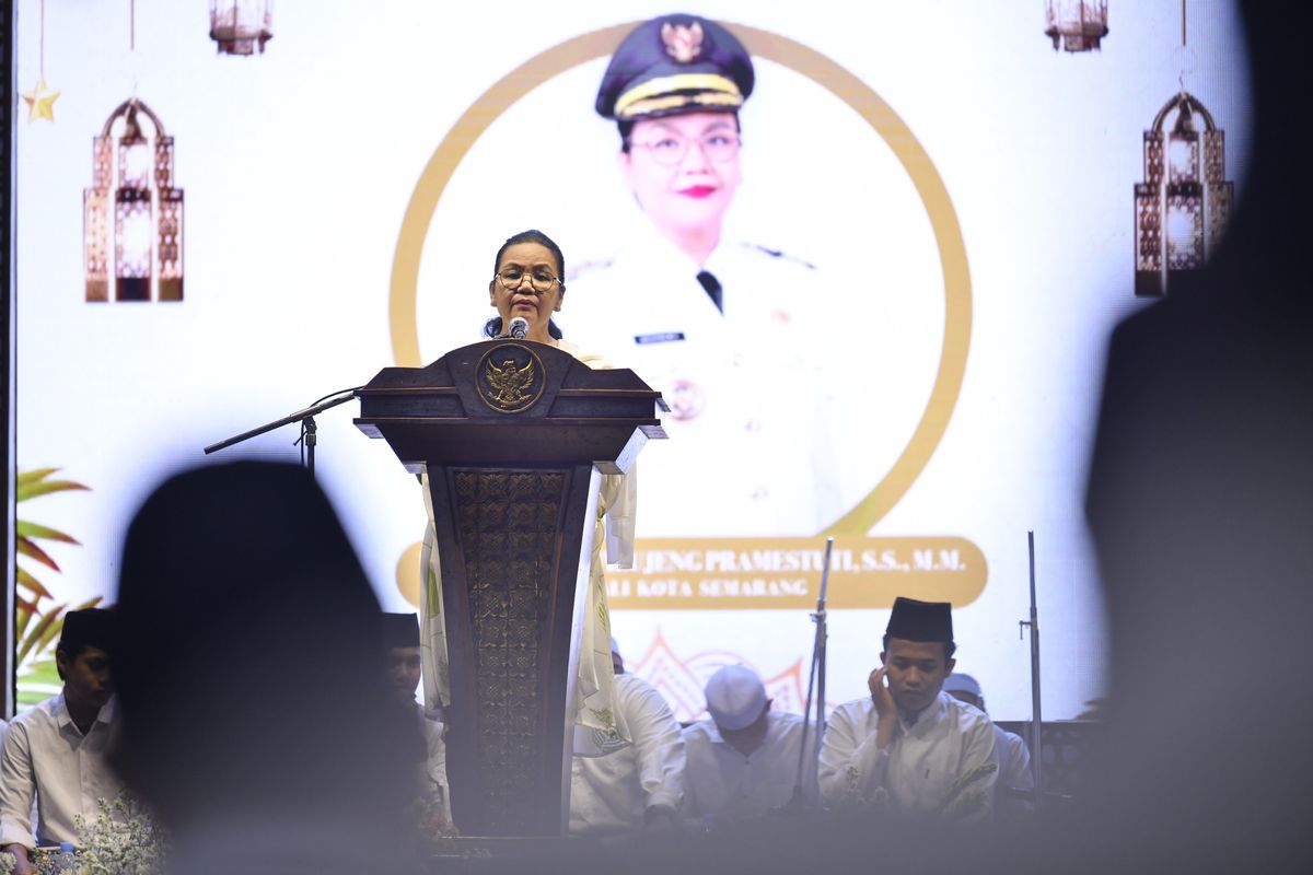Wali Kota Semarang Agustina Wilujeng turut hadir pada kegiatan Tarawih Keliling dan Nuzulul Qur'an di lapangan depan eks Wonderia, Semarang, Jumat (6/3/2026). (Dok. Pemerintah Kota Semarang) 