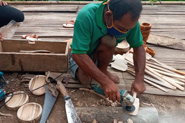 Siprianus Dua Dawa (49) seorang difabel mendapatkan bantuan alat mesin ukir dari orang baik dari Jakarta untuk mendukung usaha kerajinan tangan di Kampung Wodong, Desa Goreng Meni Utara, Kecamatan Lambaleda, Kabupaten Manggarai Timur, NTT, Kamis, (27/5/2021). (KOMPAS.com/MARKUS MAKUR)