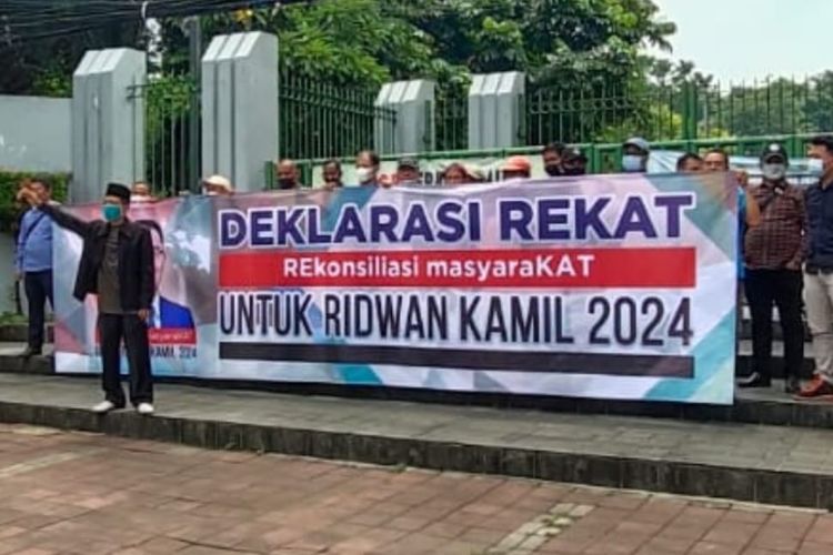 Sekelompok masyarakat yang tergabung dalam Rekat Indonesia mendeklarasikan dukungannya kepada Ridwan Kamil untuk bertarung di Pilpres 2024.